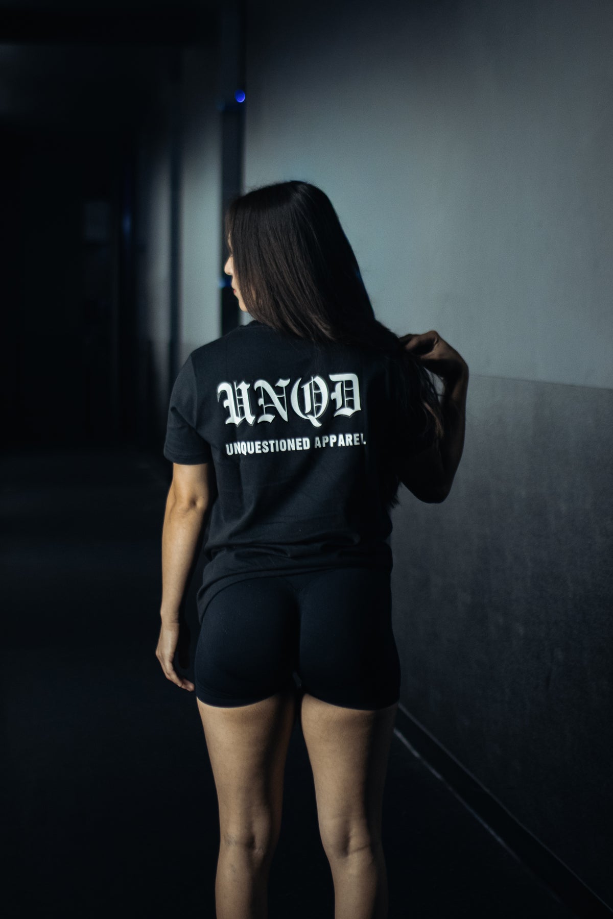 BLACK UNQD ESSENTIAL [T-SHIRT]