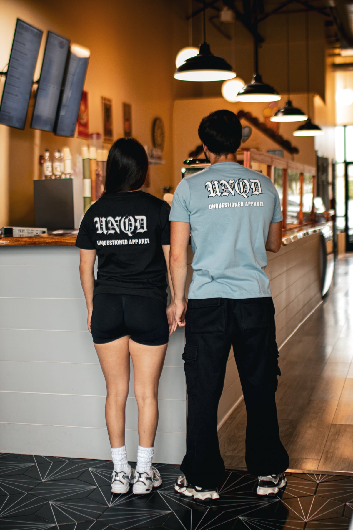 BLACK UNQD ESSENTIAL [T-SHIRT]